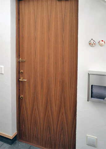 玄関ドアには、北欧から輸入した木目に特徴のある一枚板を使用