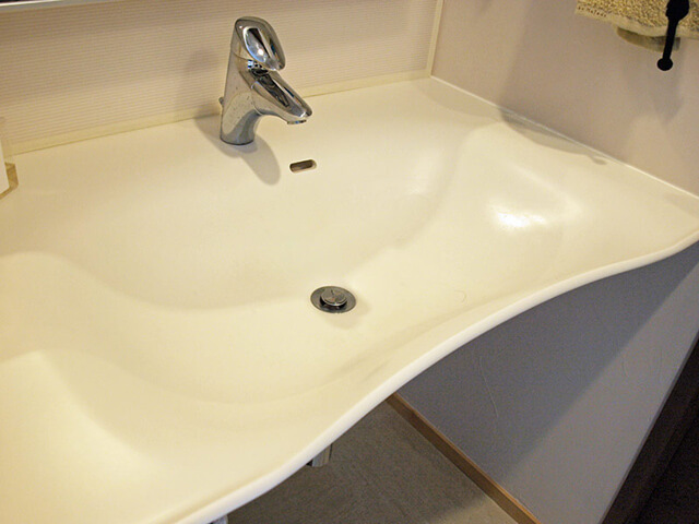 フラットなシンクの洗面台は、一見浅すぎるように見えて使いやすく、掃除もしやすいのだそう。塚本氏のオリジナルデザイン